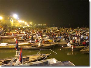 Viendo el aarti desde el río Ganges en Varanasi
